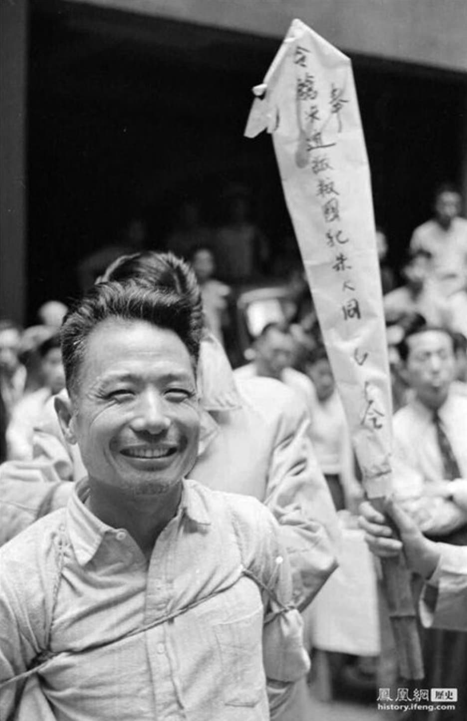 “Chinese guerrilla fighter Cheng Benhua smiling moment before execution by the Japanese. (Late 1938).” 